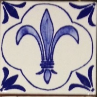 G.D.M. Fleur de lys (Bleu Anglais sur un fond Neige)